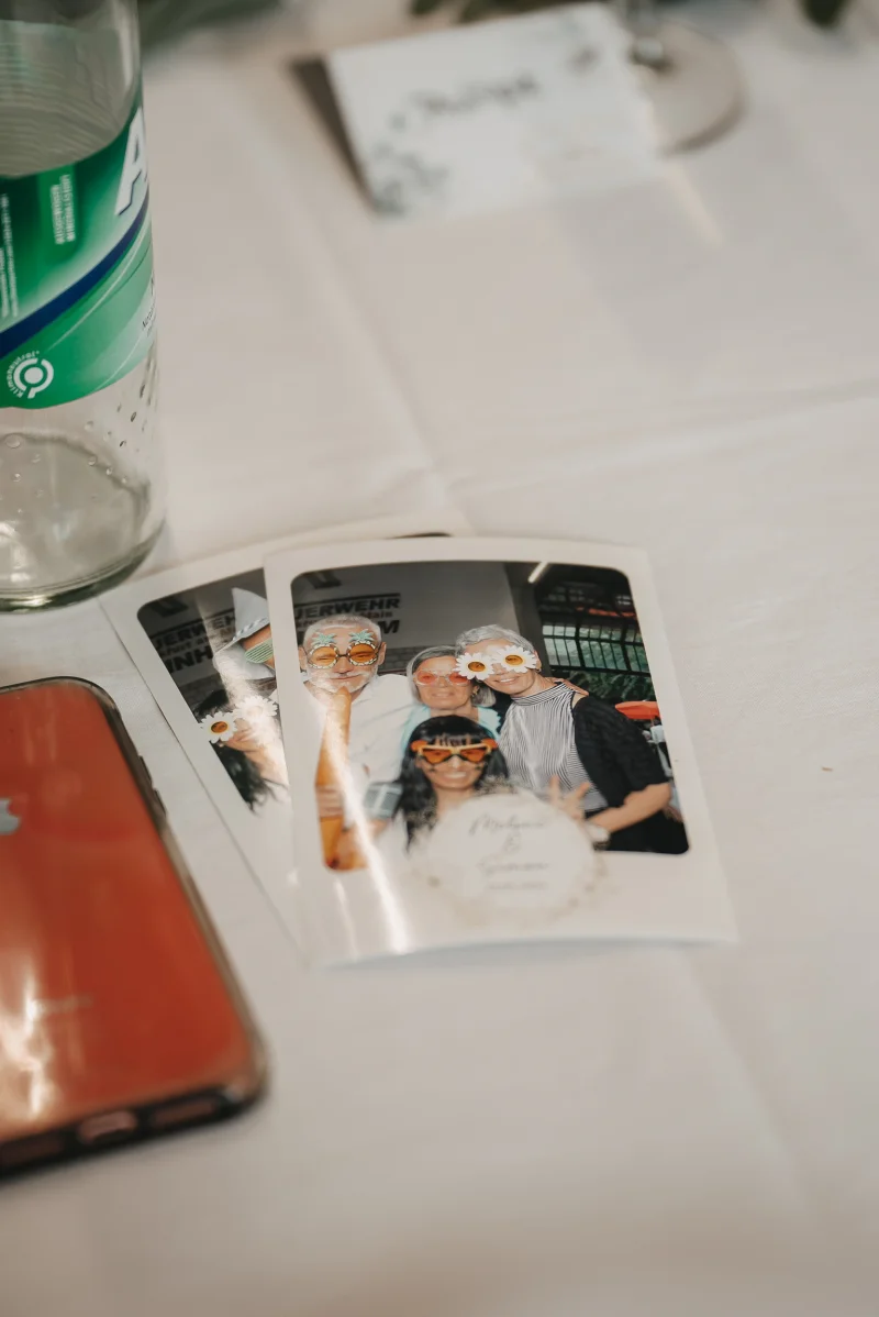 Fotobox-Ausdrucke auf dem Tisch – Erinnerungen für immer