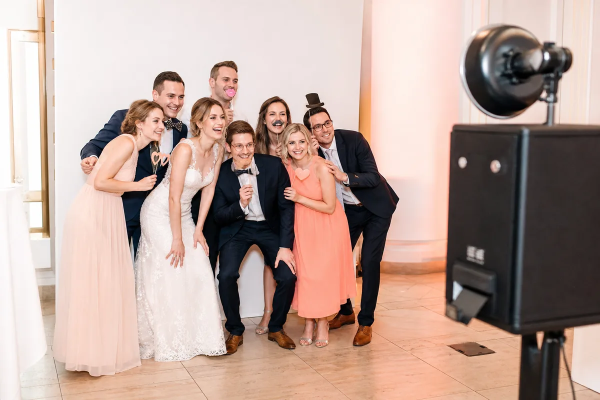 Wie viele Gäste passen an eine Fotobox?