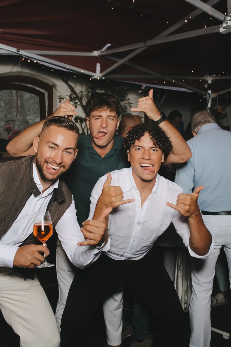 Gruppe Jungs vor der Fotobox