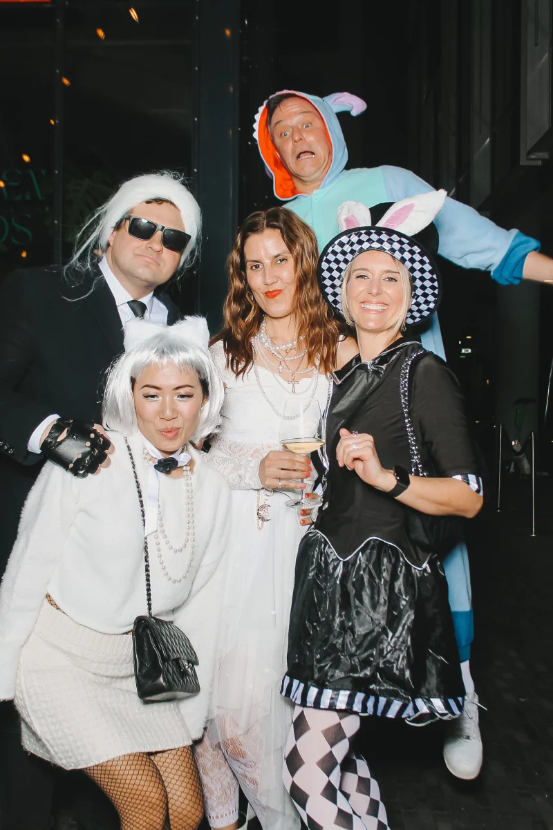 Gruppe vor der Fotobox auf einer Feier